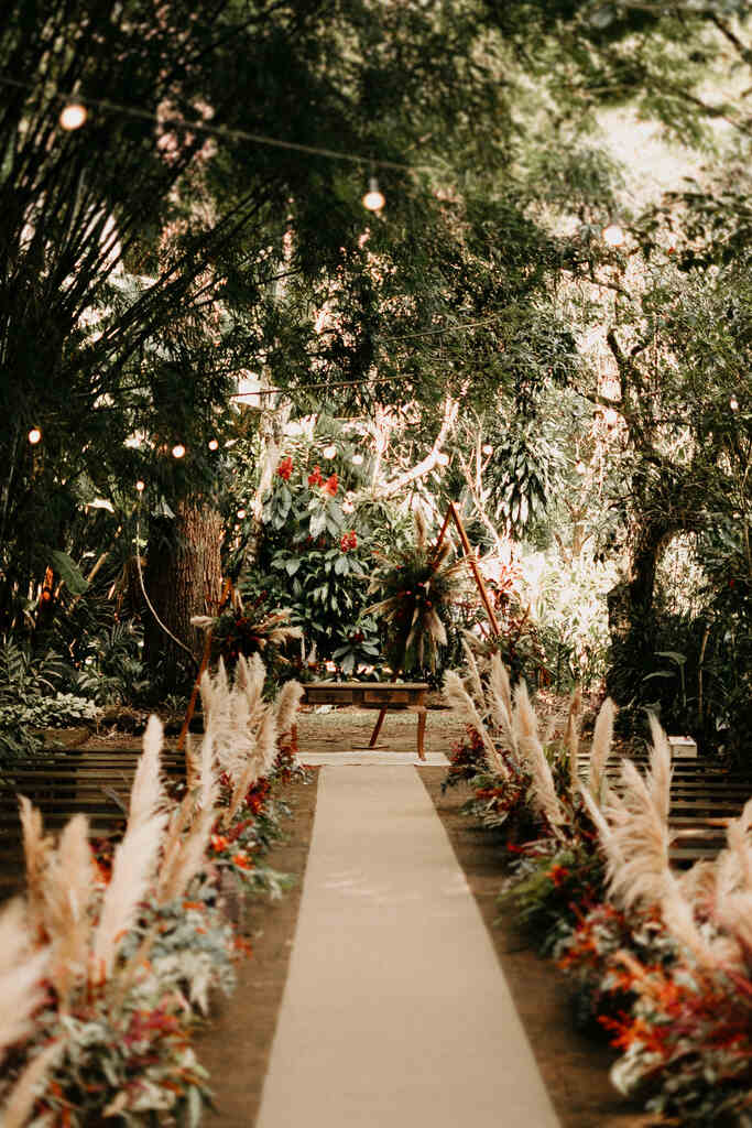 altar com mesa de mdeira e caminho da noiva com flores e capim dos pampas
