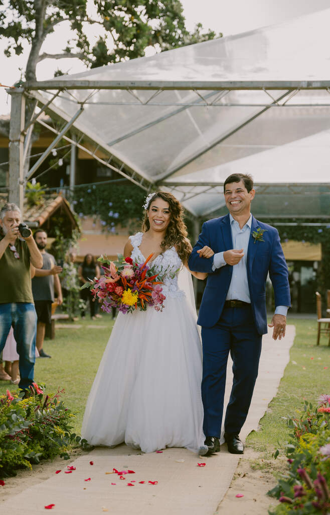 entrada da noiva com buquÊ colorido ao lado do pai com terno azul