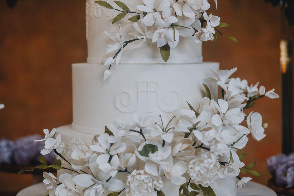 bolo de casamento cenográfico com flores brancas