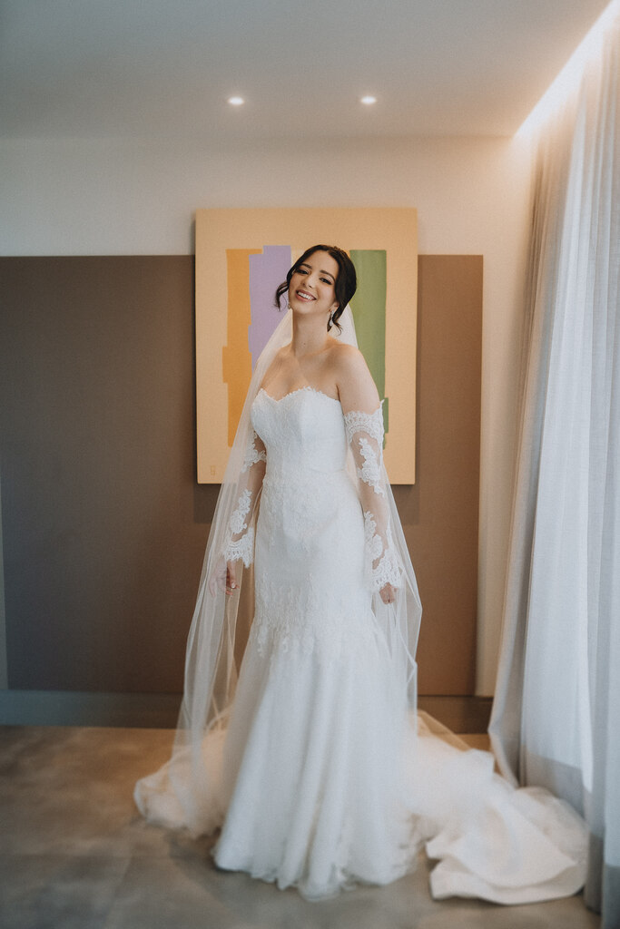 mulher com vestido de noiva com manga removivel e véu longo