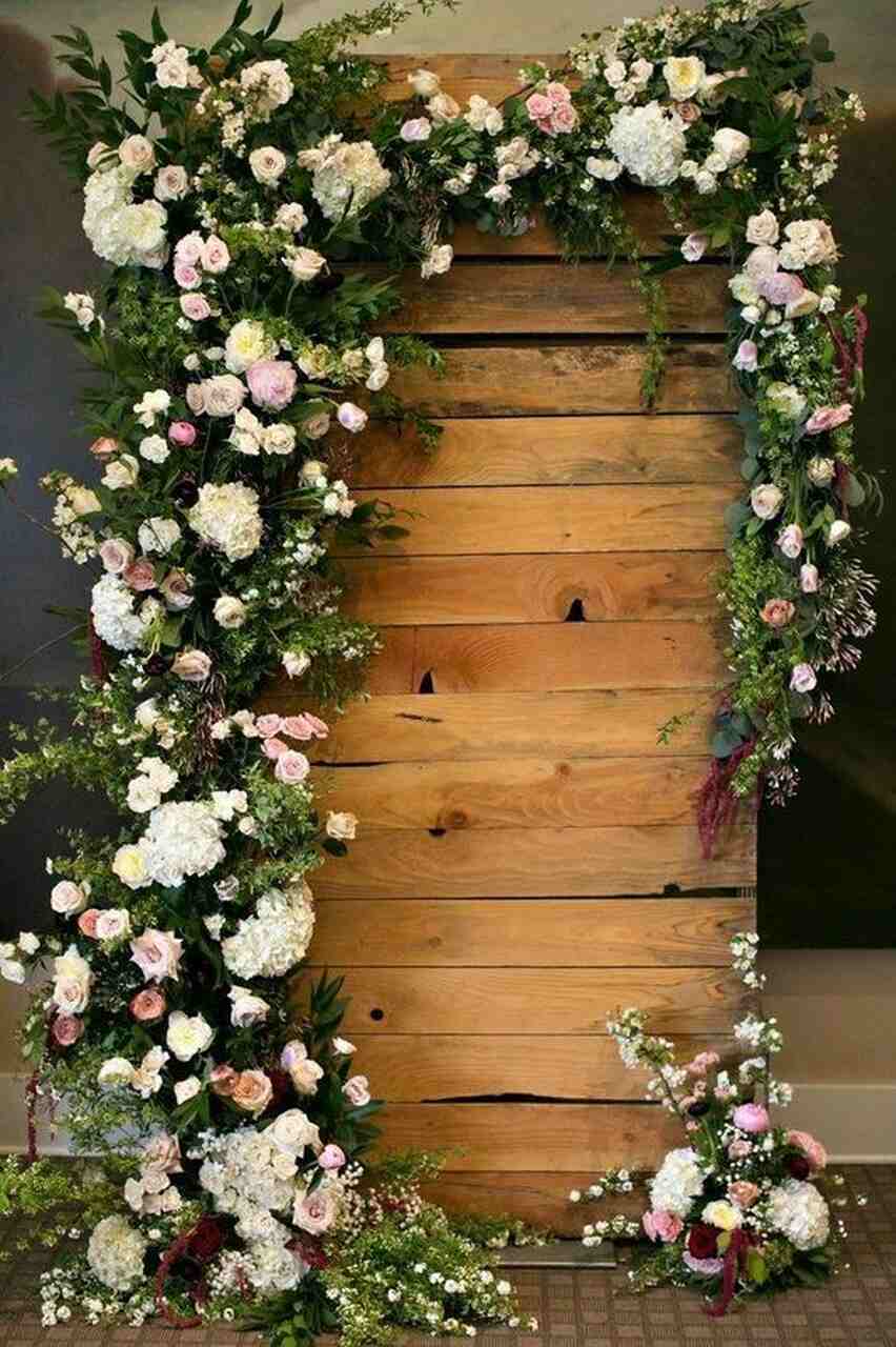 paineld e madeira para fotos decorado com rosas e flores brancas delicadas