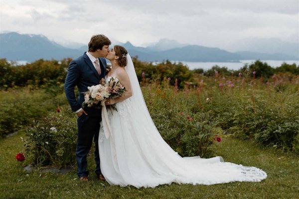 capa post: casal se beijando ao ar livre, em um sítio com grama verde