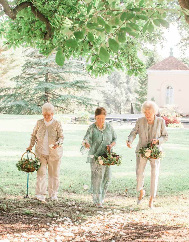três avós como floristas de casamento entrando na cerimônia