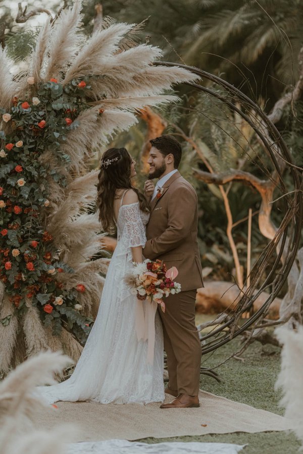 capa post: noivos na frente do altar com capim dos pampas