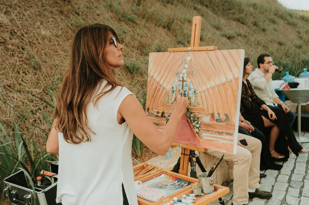 mulher fazendo pintura ao vivo 