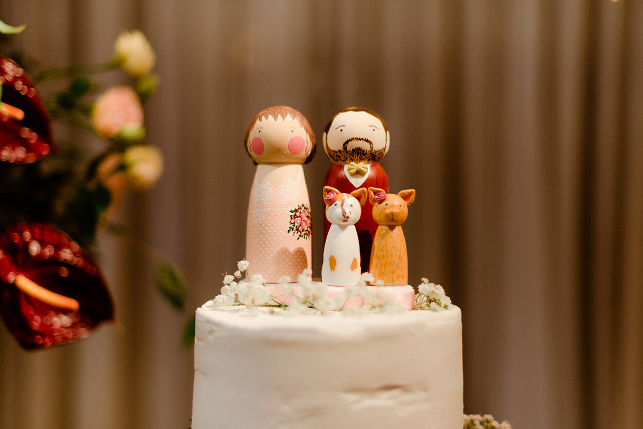 topo de bolo de casamento com bonecos do casal e dois gatinhos de madeira 