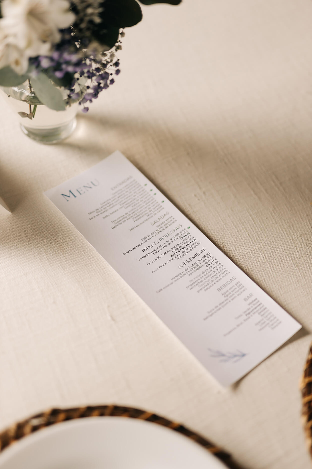 menu branco em cima da mesa