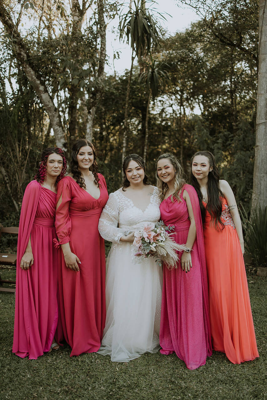 madrinhas com vestidos rosas ao lado da noiva