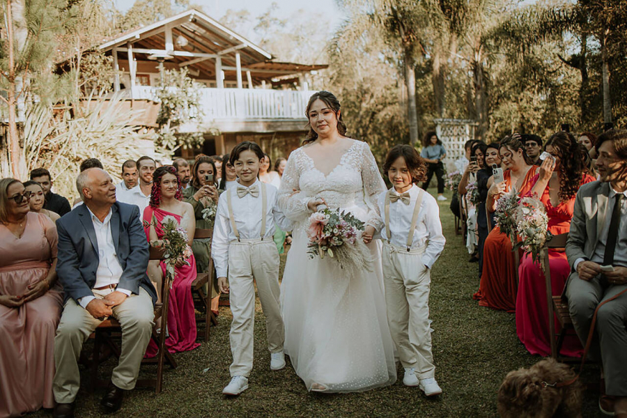 Noiva entra com os irmãos no casamento e emociona todos