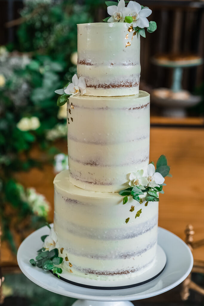 bolo de casamento branco semi espatulado topo de flores brancas pequenas