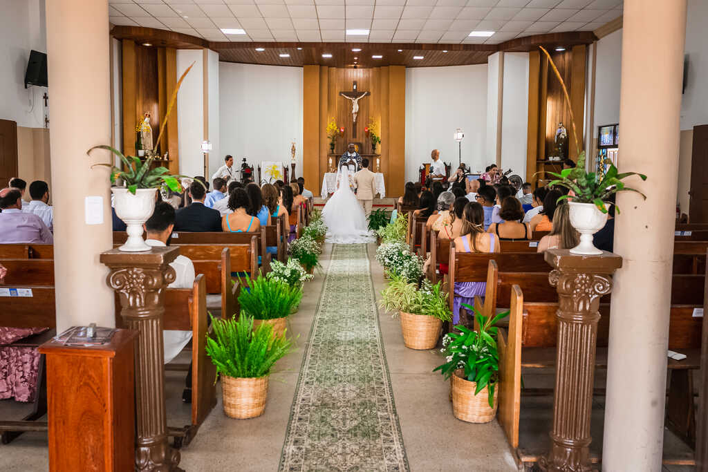 cerimonia de casamento durnate o dia na igreja