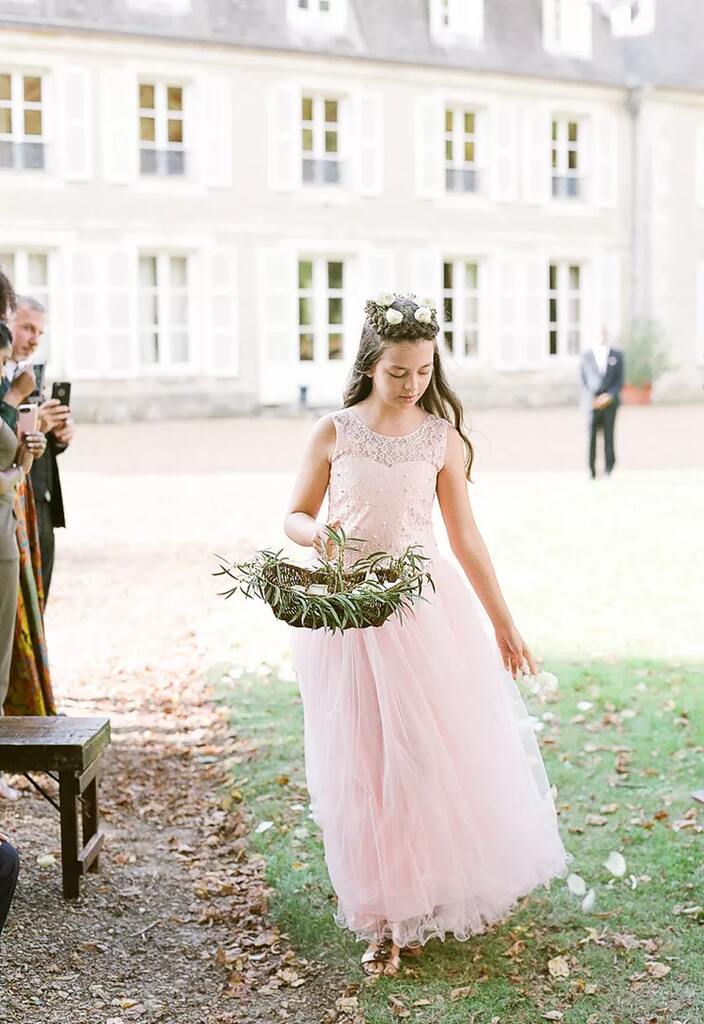 florista de casamento adulta com cesto de palha com folhas decorativas
