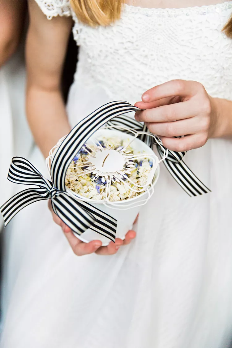 cestinha de metal e acrílico com flores secas e laço preto e branco listrado para floristas de casamento