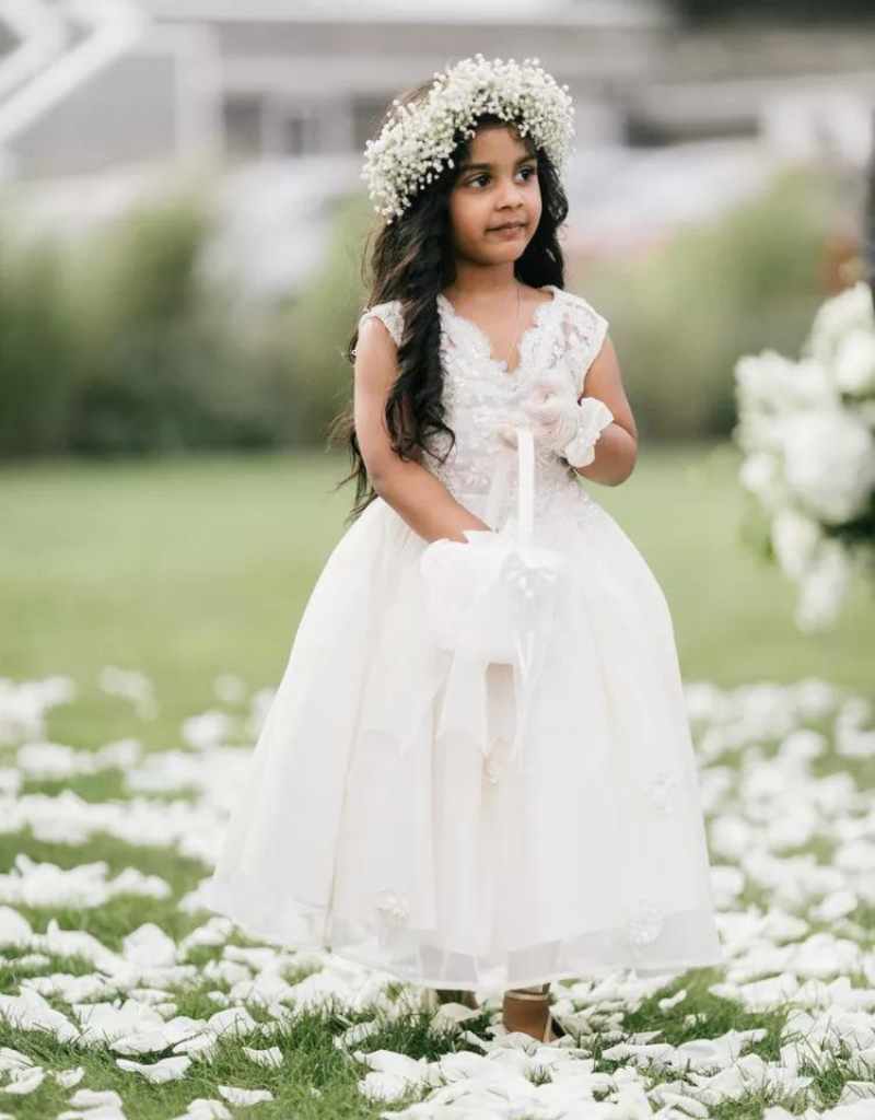 foto de entrada da florista de casamento jogando pétalas brancas