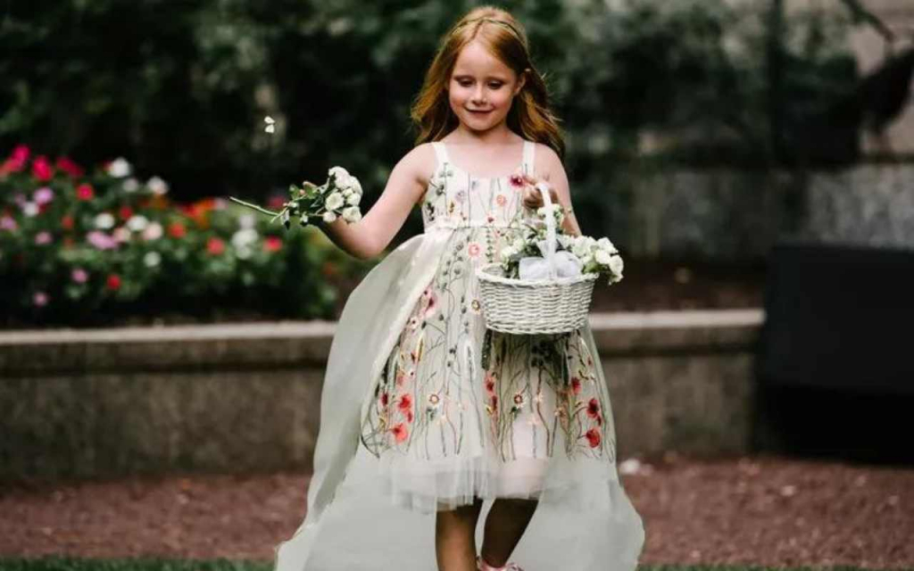 florista de casamento ruiva de vestido bordado floral carregando cesta branca com flores brancas