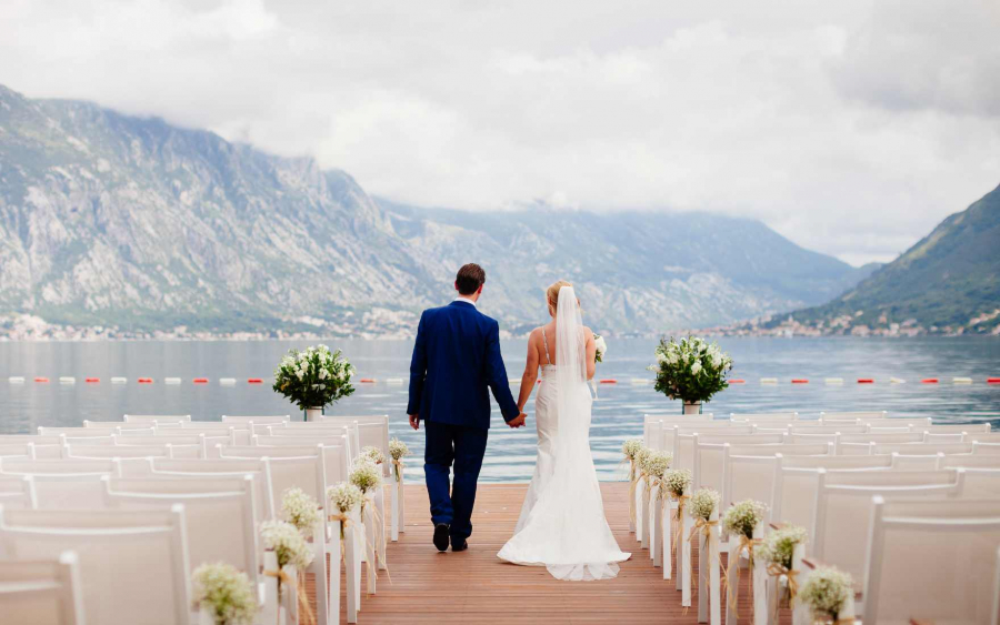noivos em casamento em frente ao lago