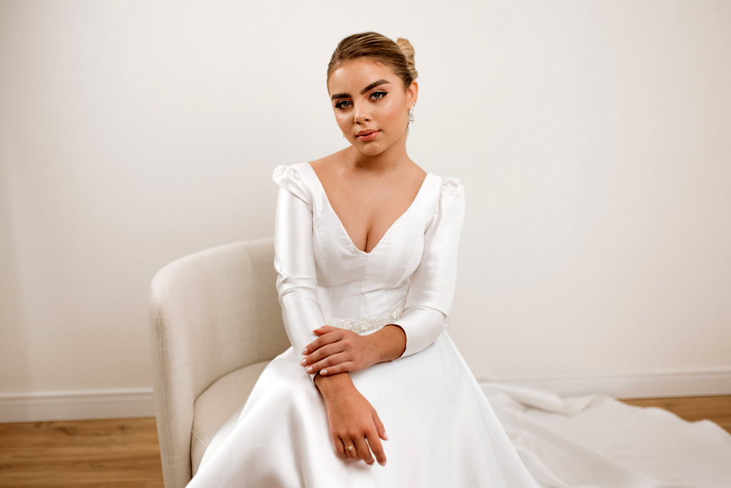 vestido de noiva minimalista de mangra comprida por casarão das noivas