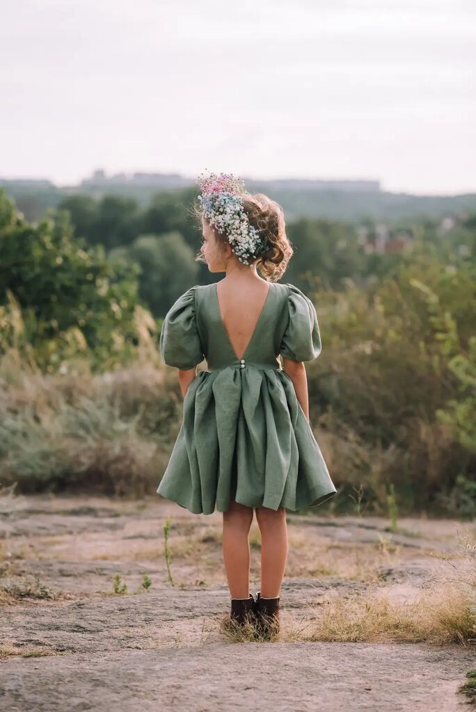 vestido curto verde para florista de casamento com manga bufante