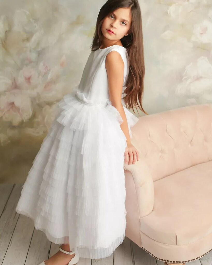 florista de casamento com vestido regata branco com saia de babados