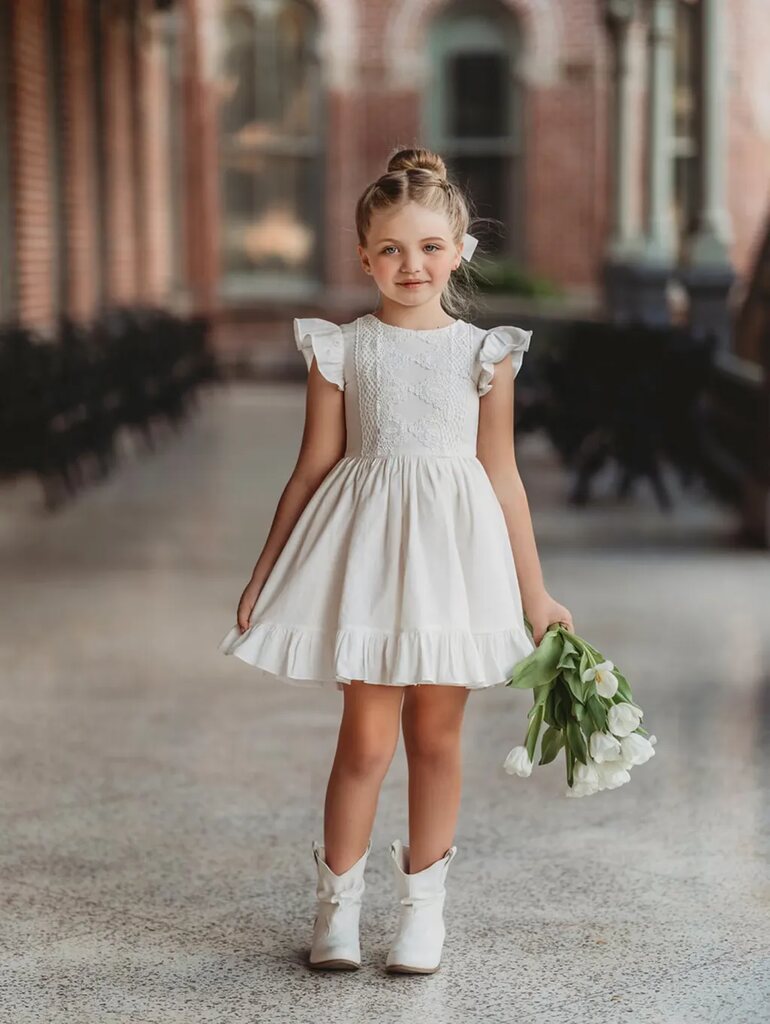 florista de casamento com vestido branco curto e botas brancas