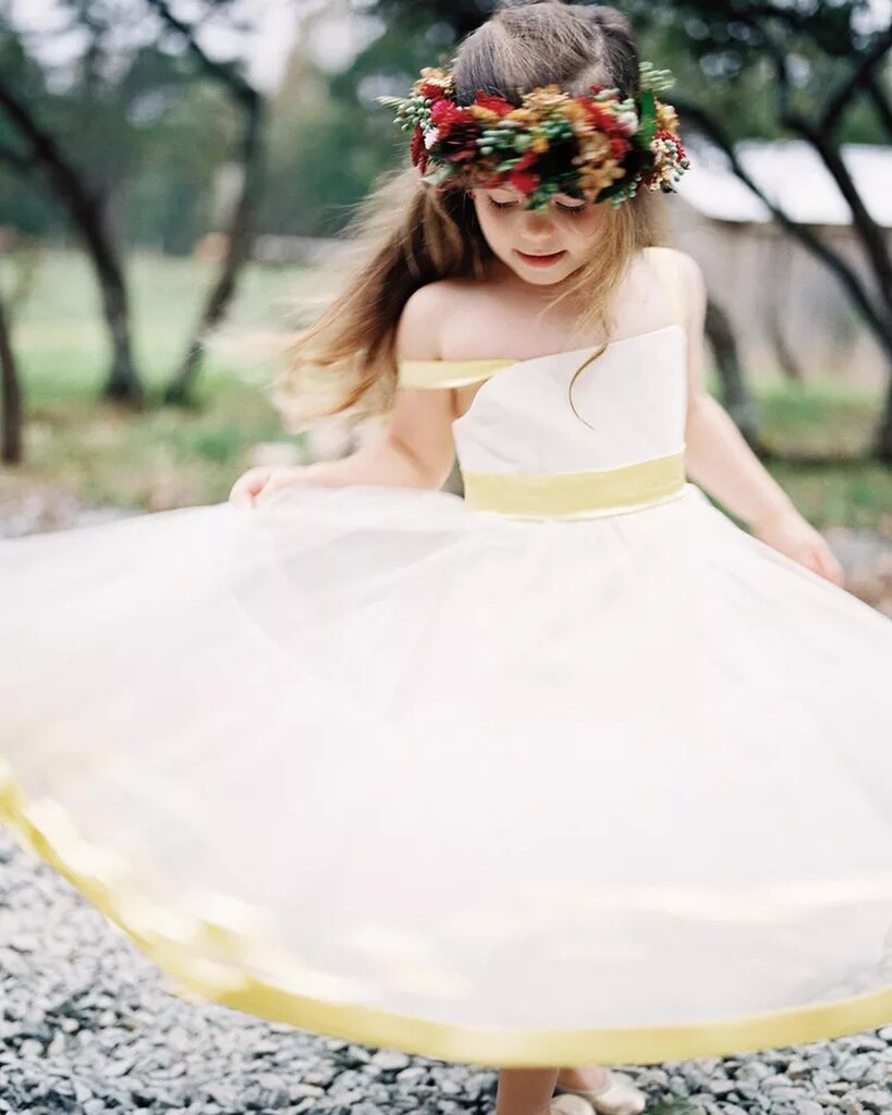 vestido branco e amarelo para florista de casamento no campo