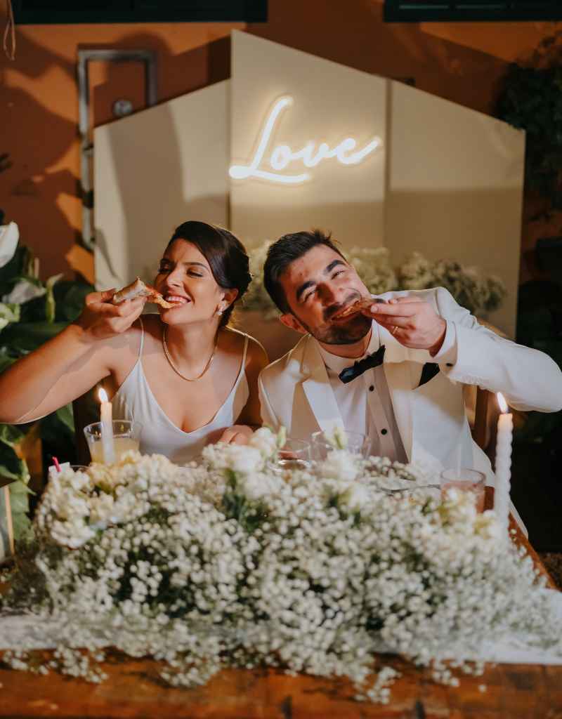 Amora Photo clica noivos comendo pizza no casamento