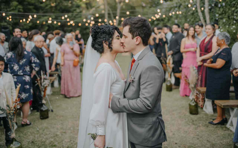 Amora Photo registra momento do beijo dos noivos no final da cerimônia