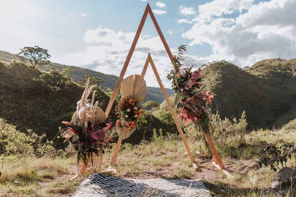 altar triangular para cerimônia ao ar livre