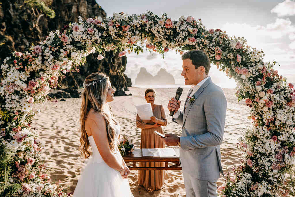 noivos no altar de casamento na praia