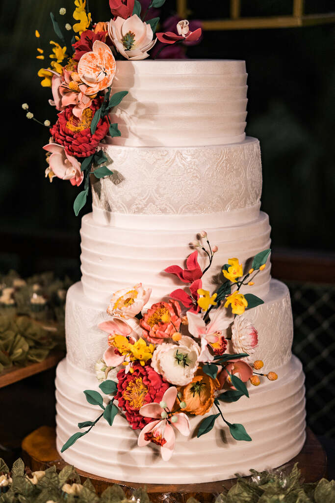bolo de casamento com cinco andares com topo com flores rosas e laranjas