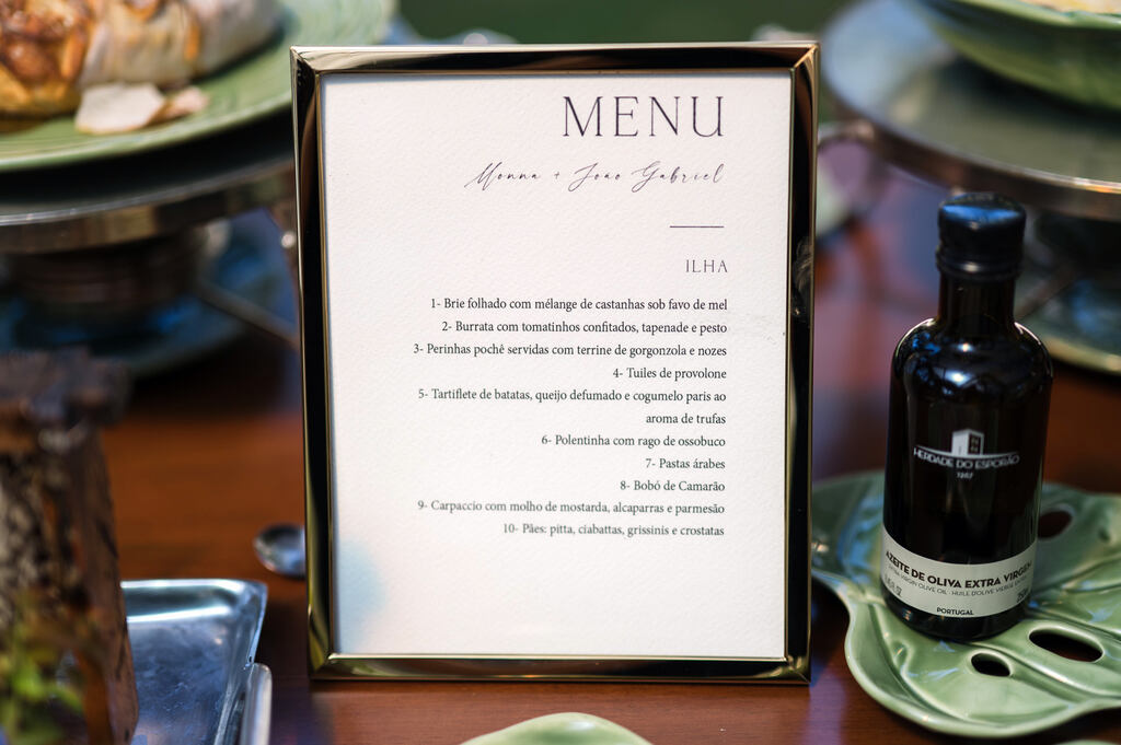 menu de casamento em porta retrato em cima da mesa