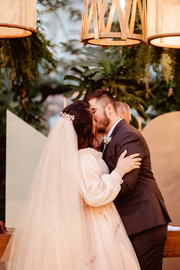 noivos se beijando na cerimonia de casamento