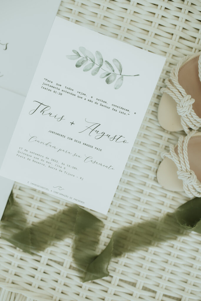 convite de casamento branco com estampa de folhas tipo aquarela