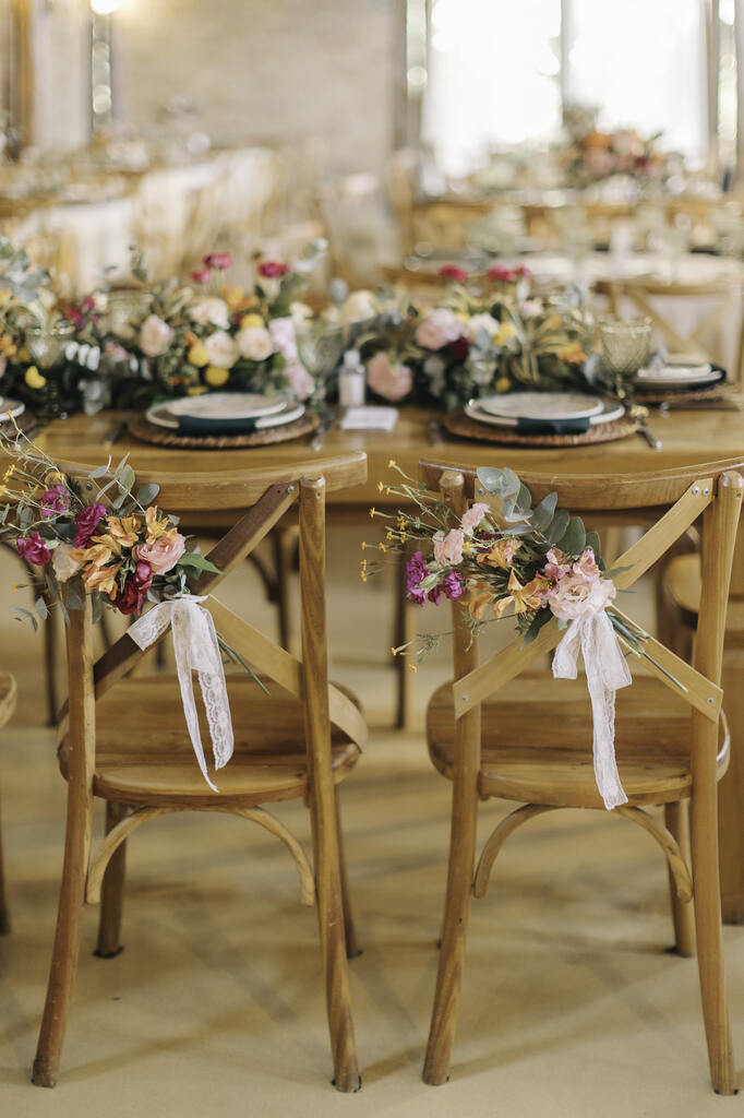 cadeira dos noivos com arranjos florais