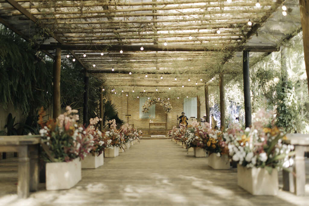 caminho até o altar decorado com vasos de flores