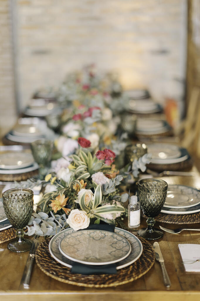 mesa posta com flores no centro
