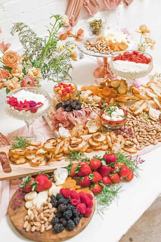 mesa com brunch para casamento diurno com frutas e torradas