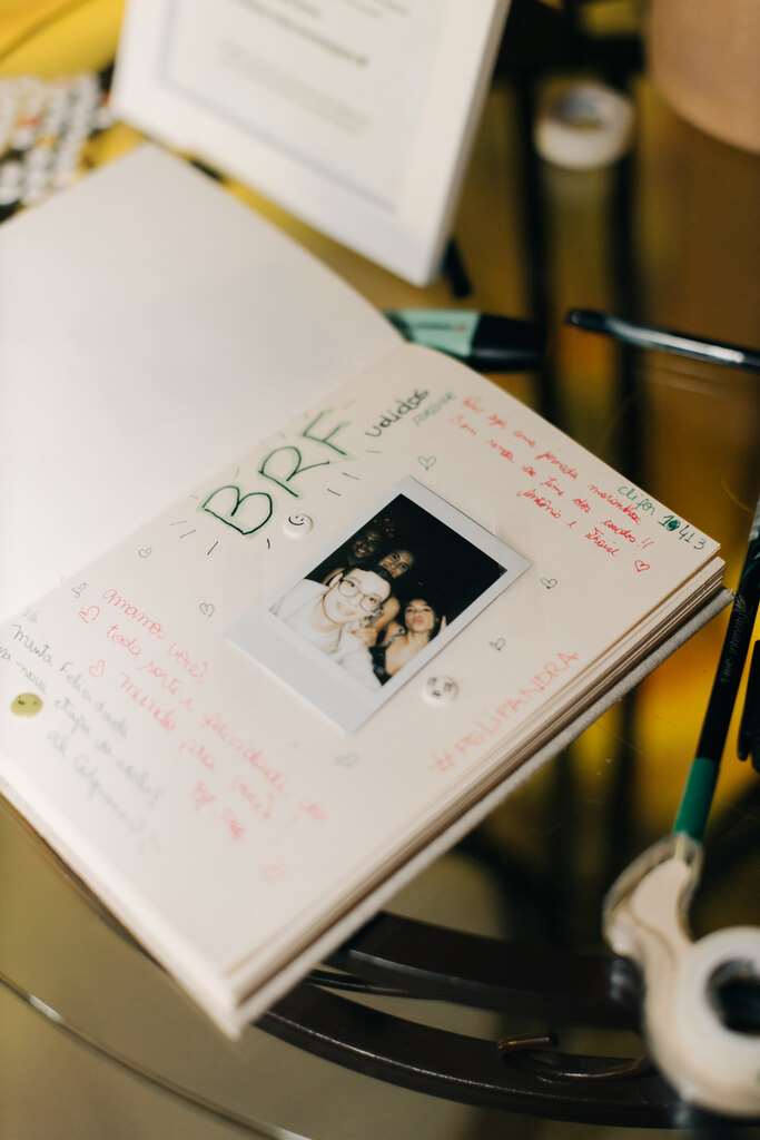 caderno com mensagens escritas dos convidados