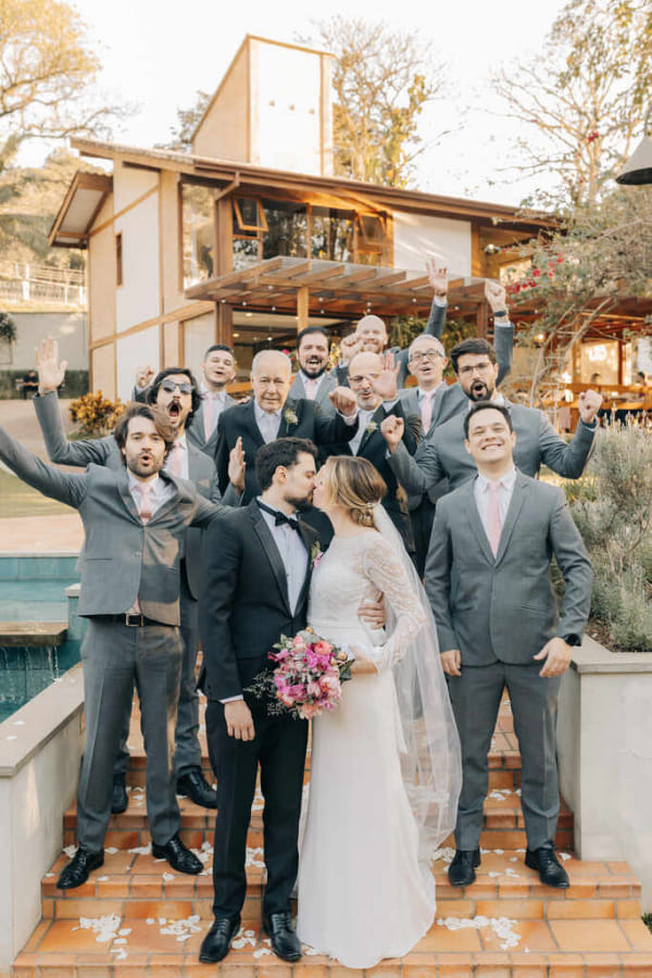 capa post: noivos e padrinhos com ternos azuis ao fundo