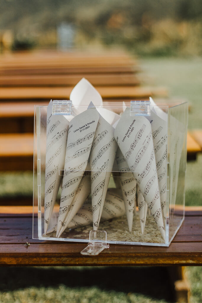 caixa de acrílico com cones de papel para jogar confete