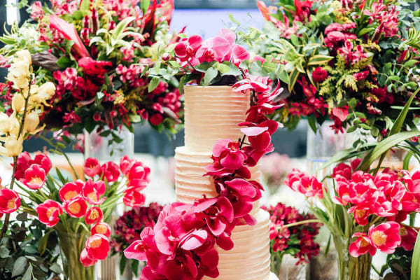 capa post: bolo de casamento branco com quatro andares com orquideas na cor fucsia no topo