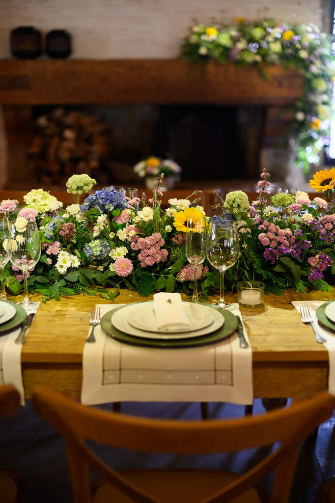 mesa posta com sousplat verde com flores no centro