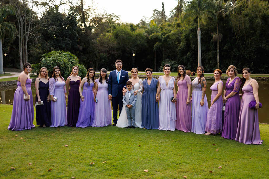noivos ao lado de madrinhas com vestidos lilás e lavanda