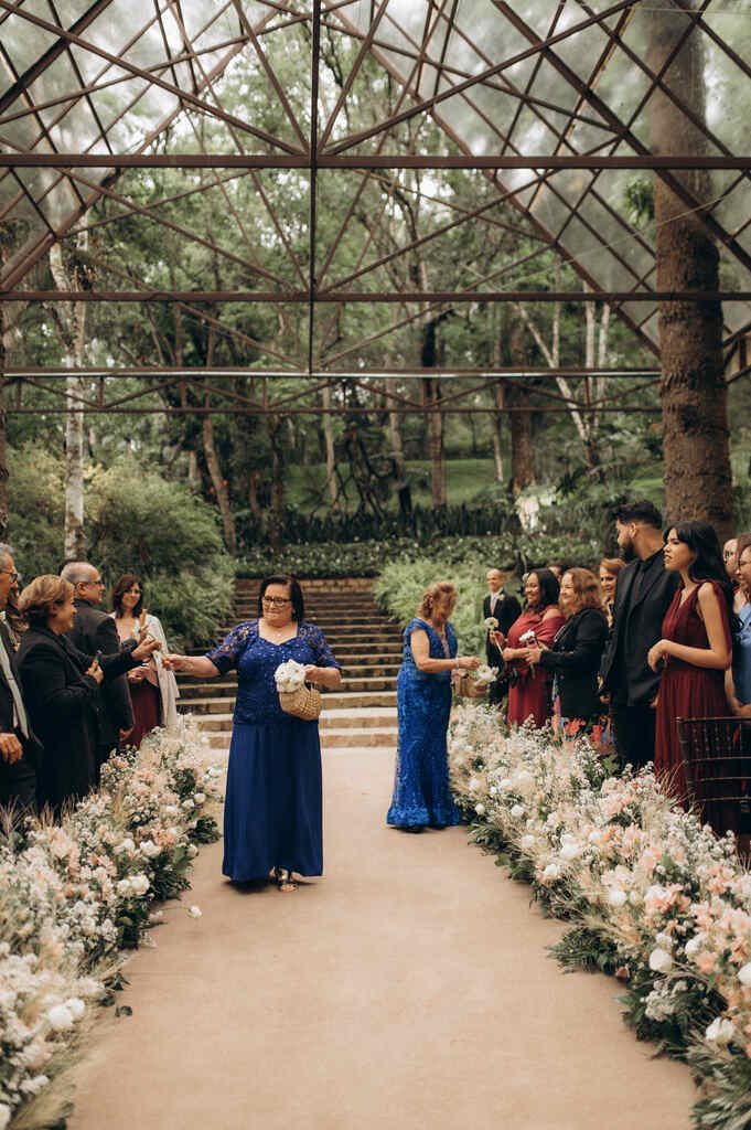 entrada de duas senhoras com vestidos azuis escuros como floristas