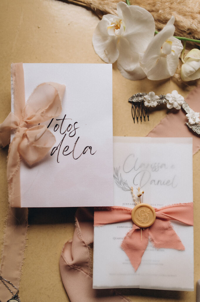 convite de casamento e caderno de votos branco com laço rosa com lare de cera dourado com flor