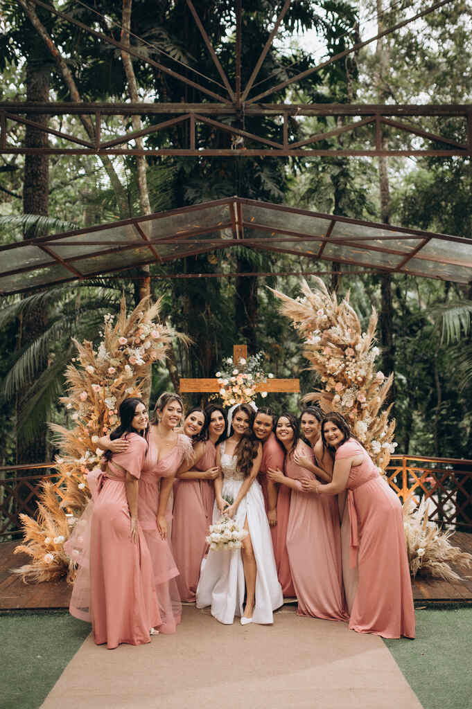 noiva ao lado das madrinhas com vestidos cor de rosa