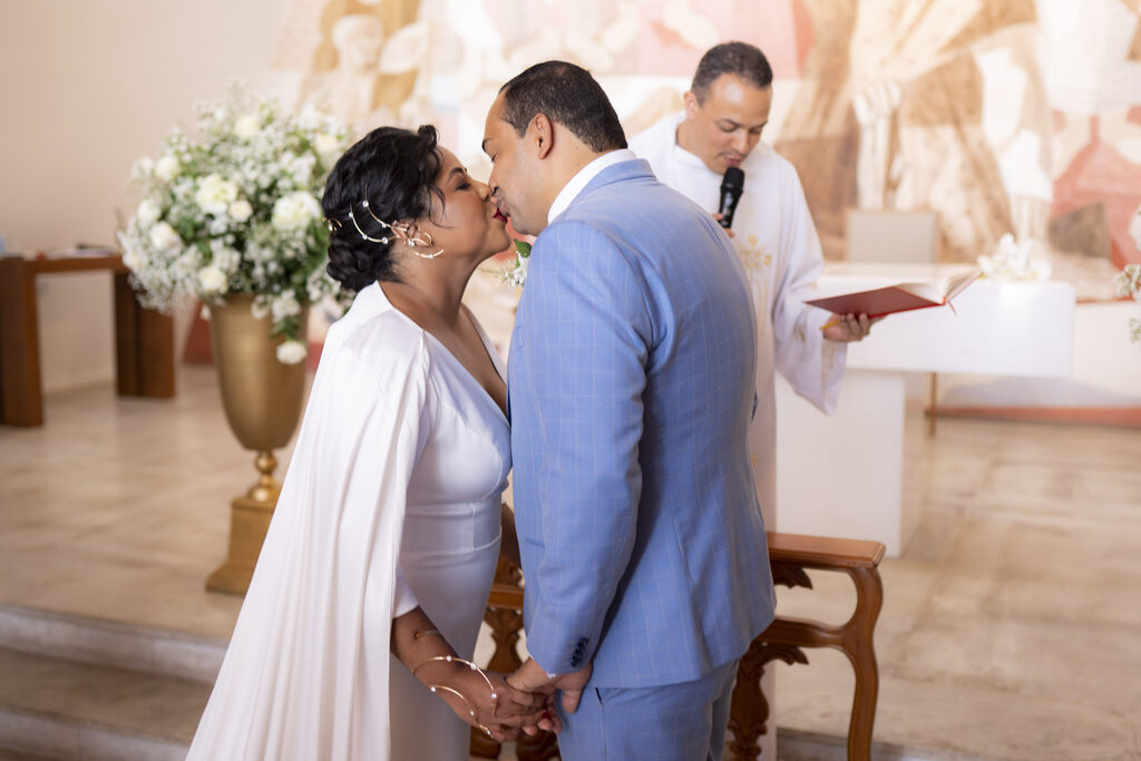 noivos se beijando no casamento na igreja