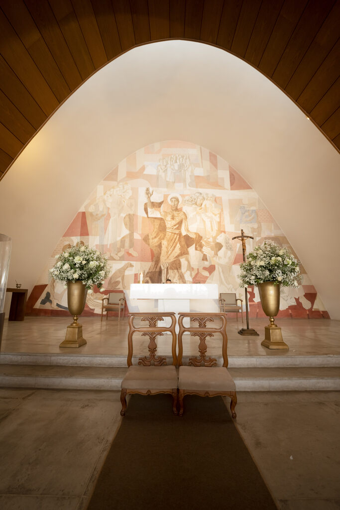 altar da igreja da pampulha com duas cadeiras cm estofado bege 