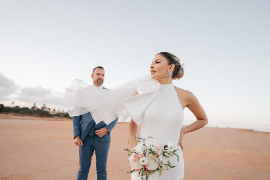 Noiva surpreende ao usar vestido de noiva moderno na praia