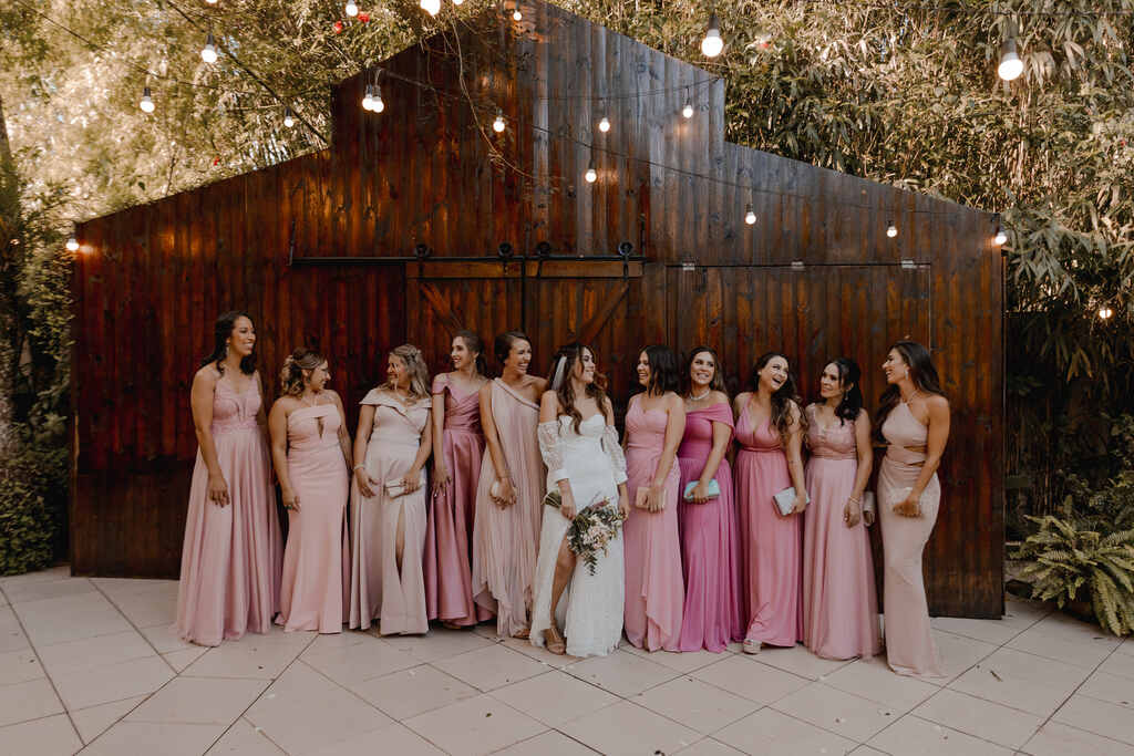 noiva ao lado das madrinhas com vestidos rosas